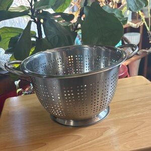 Stainless Steel 5-Quart Footed Colander / Strainer